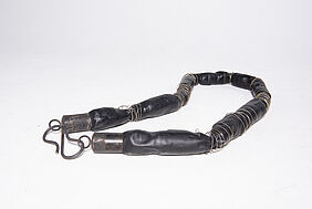 Scham III; Objekt, Kunststoff, Sand, Stahl