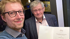 Paetow und Alde Frege-Preisträger Thomas Paetow ist mit Urkunde und mit seinem Betreuer, Prof. Dr. Erhard Alde, zu sehen. mit Urkunde.