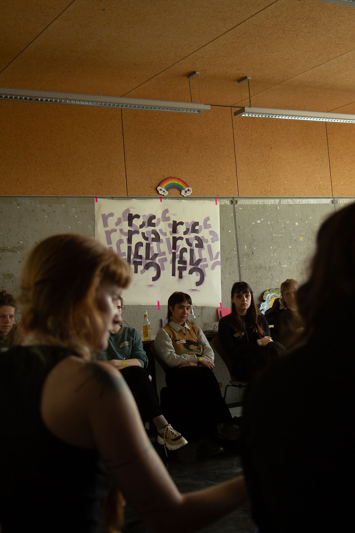 Teilnehmende des Workshops "Awareness im Alltag" hören aufmerksam zu.