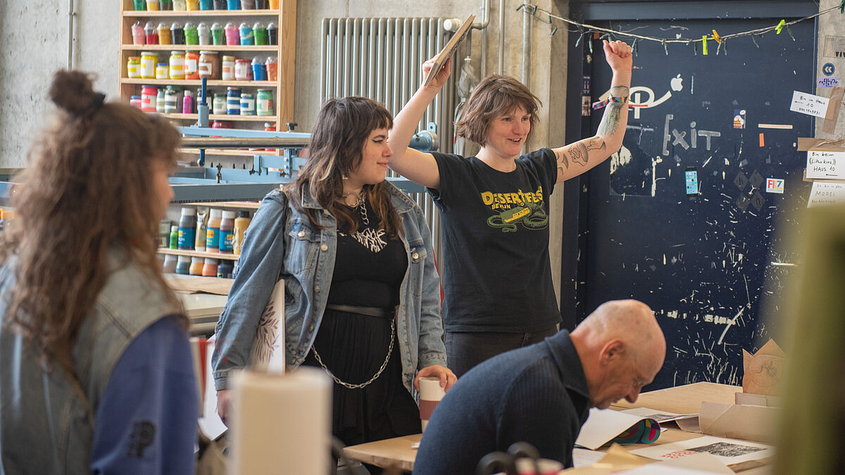 Studierende bei einem Workshop in der Druckwerkstatt