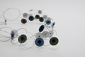 Halsschmuck; Kupfer emailliert, Edelstahl