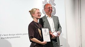 Cora Schmidt erhält als "Winner" des Design-Wettbewerbs "one&twenty" ihre Urkunde. Auszeichnung für Wismarer Studentin Cora Schmidt