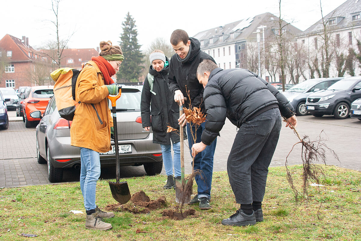 2023_Maerz_Jennifer_Beyer_Henrike_Kruse_Peer_Roeder_und_Daniel_Huelseweg_Foto Sabrina Lampe_gestaltungwismar.jpg 2023_Maerz_Jennifer_Beyer_Henrike_Kruse_Peer_Roeder_und_Daniel_Huelseweg_Foto Sabrina Lampe_gestaltungwismar.jpg