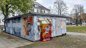 Schaltkasten Es ist eine auf den Schaltksten gesprühte Katze zu sehen - in kräftigen FArben von Ornamenten umrahmt.