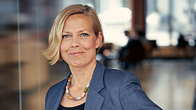 Prof. Rahe Die Professorin ist im Porträt zu sehen vor einem unscharfen Hintergrund.