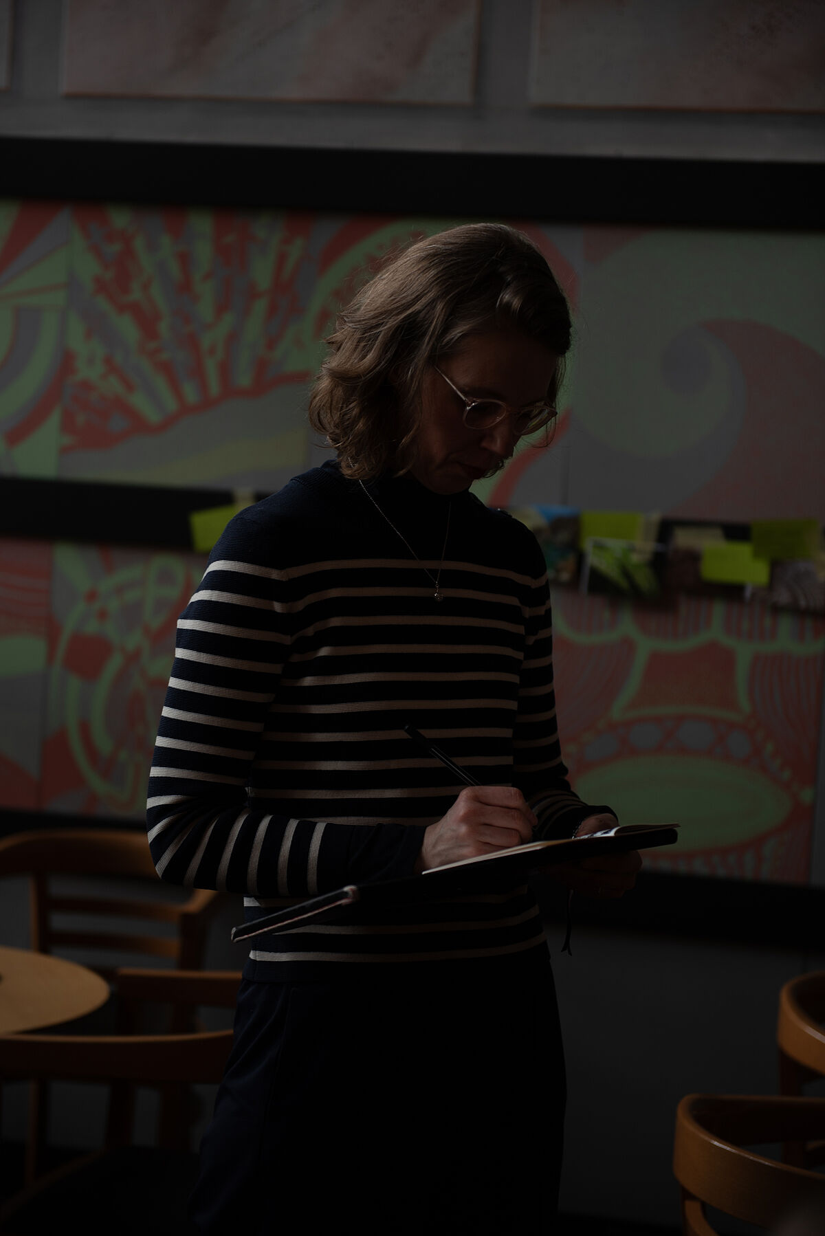 Sophia Martineck zeichnet während des Workshops mit.