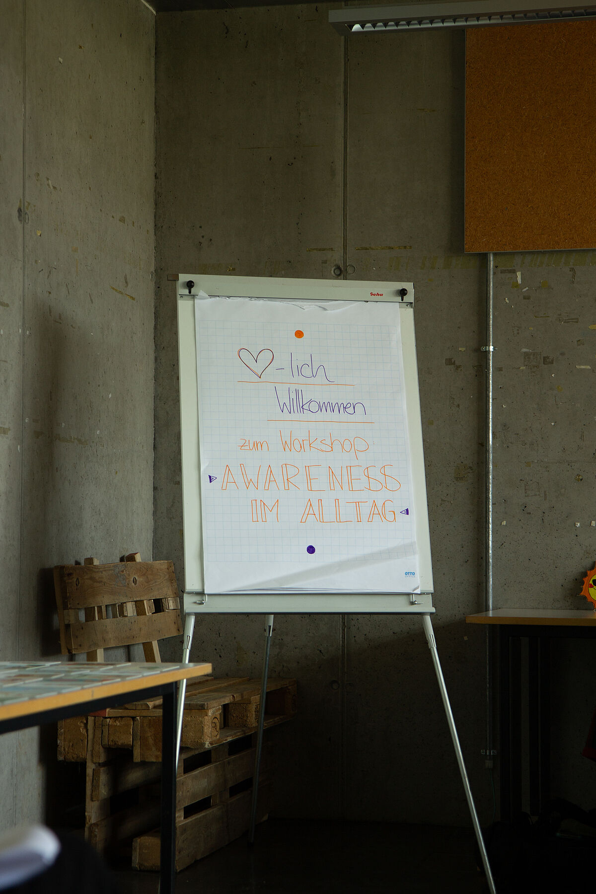 Ein Aussteller mit der Aufschrift "Herzlich Willkommen zum Workshop Awareness im Alltag" begrüßt die Teilnehmenden des Workshops.