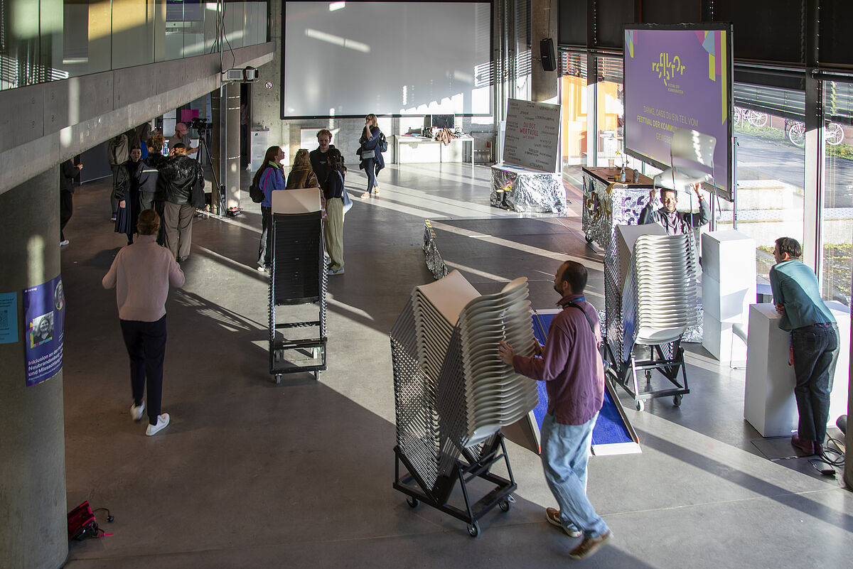 Umbau des Foyers: Die Bühne wird abgebaut, um Platz für den musikalischen Ausklang mit Getränken und Austausch zu schaffen.