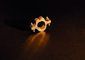 „Daumenschraube“ 4; Ring, Silber hohlmontiert, Stahl, PLA Stempel