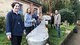 Löffel Das Foto zeigt den Scanvorgang der originalen Löffel-Skulptur von Professorin Leyener. Es stehen Personen mit Messgeräten um den Löffel herum.