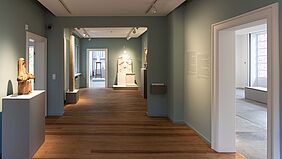 es ist ein menschenleerer Raum zu sehen, in dem sich Ausstellungsstücke befinden.