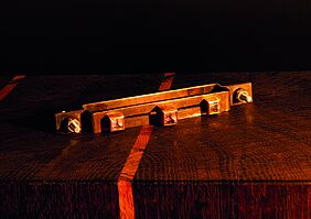 „Daumenschraube“ 1; Ring, Stahl, Messing, Amethyst, PLA Stempel