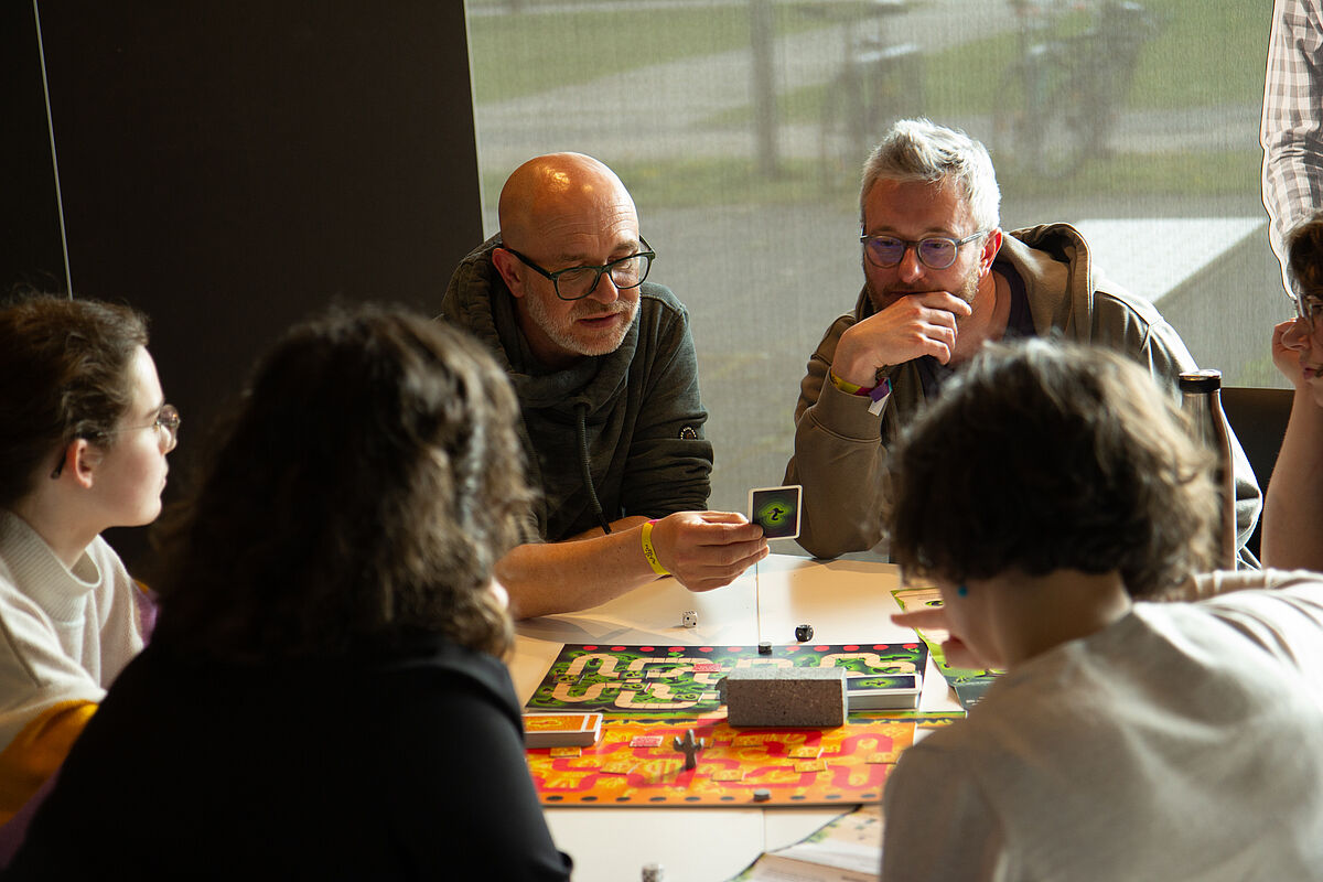 Zwei Personen spielen gemeinsam im Rahmen des Spieleworkshops „Dämmerland“.