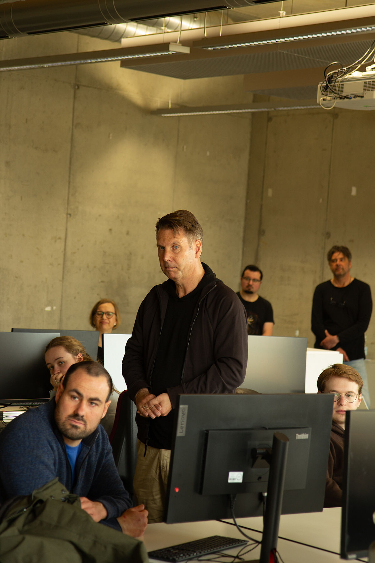 Nils Wöbke steht im Raum und ist Teil des Workshop-Teams „Klare Kommunikation für mehr Inklusion“ mit Markus Möller und Erik Ubrig von Lachs von Achtern.