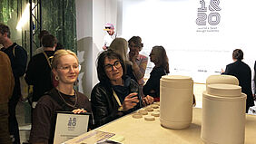 Cora Schmidt, Prof. Bettina Menzel am Stand mit den ausgezeichneten Urnen. Stand mit den ausgezeichneten Urnen.
