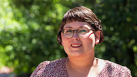 Pérez Vega Die Person ist im Porträt vor einem grünen Hintergrund zu sehen, wahrscheinlich einem Busch.