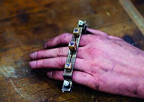 „Daumenschraube“ 1; Ring, Stahl, Messing, Amethyst, PLA Stempel