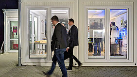 Gruppe Die PErsonen stehen auf einem kleine Hang vor dem Phantechnikum-Gebäude.