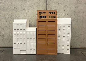 Modell mit Umgebungsgebäuden zur Höhenorientierung