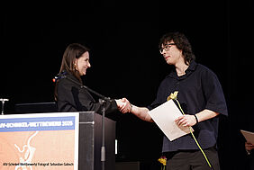 Preisverleihung, Student erhält Preise