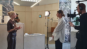 Cora Schmidt beim Interview als "Winner" des "one&twenty". Cora Schmidt wird interviewt.