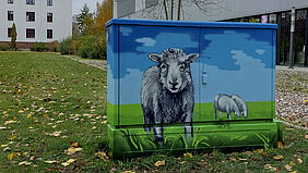 Schaltkasten Es ist ein auf den Schaltkasten gesprühtes Schaf zu sehen.