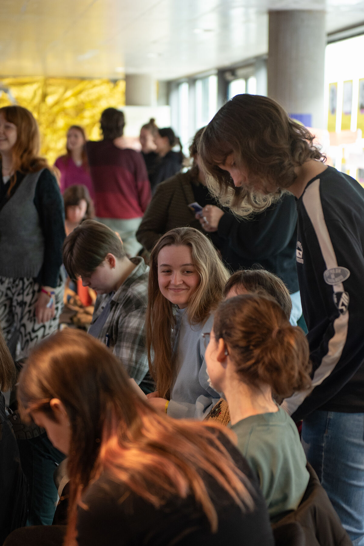 Mehrere Teilnehmende des Festivals unterhalten sich entspannt miteinander während einer Pause.
