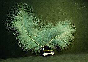 „Daumenschraube“ 3; Ring, Stahl, Tombak, Federn, PLA Stempel