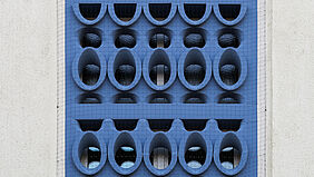 Es ist eine Betonmuster komplett blau gefäbrt zu sehen.