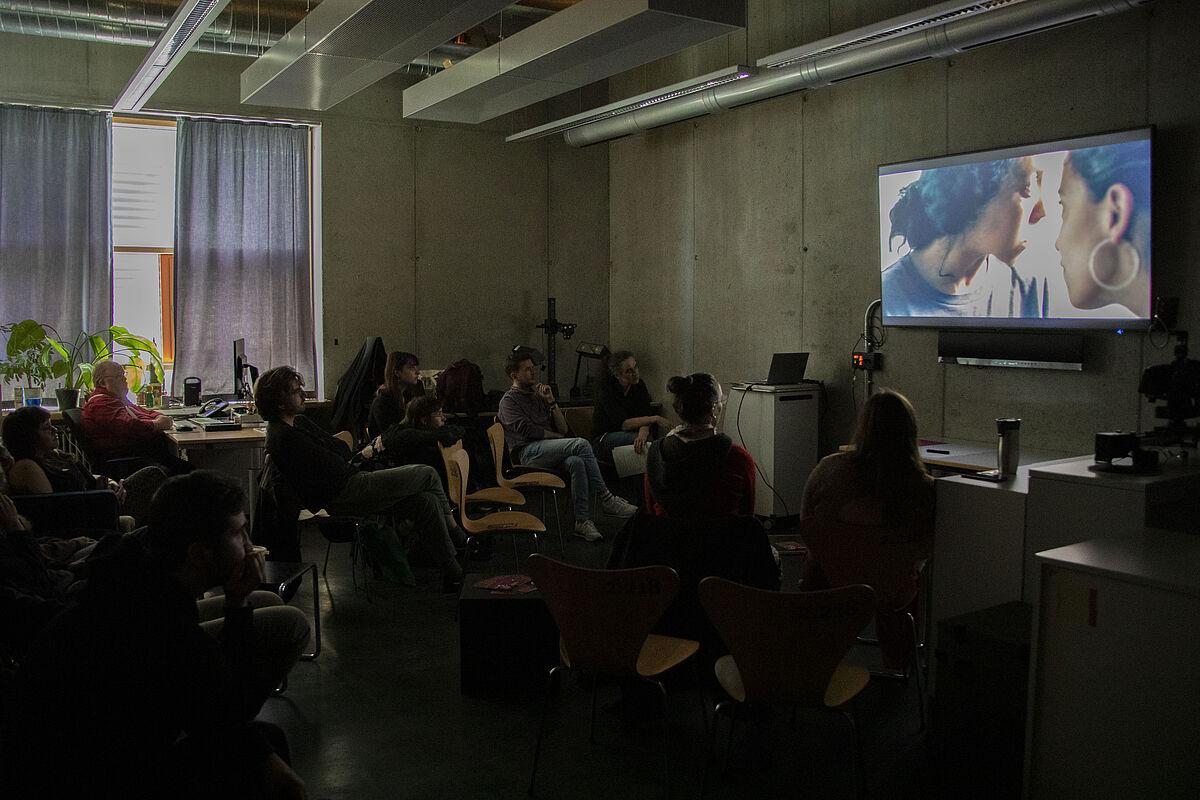 Teilnehmende verfolgen aufmerksam eine Filmvorführung während des Kurzfilmnachmittags.