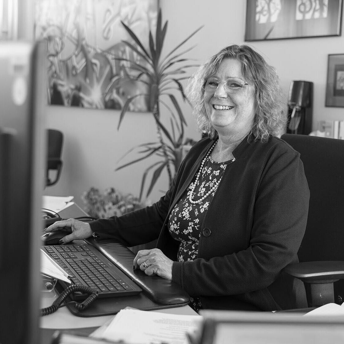 Porträt von Beate Brindle an ihrem Schreibtisch