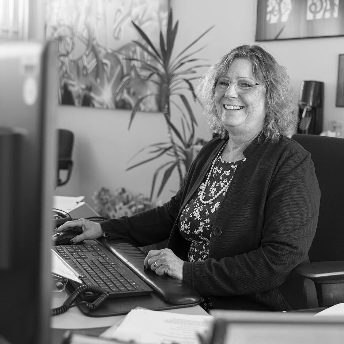 Porträt von Beate Brindle an ihrem Schreibtisch