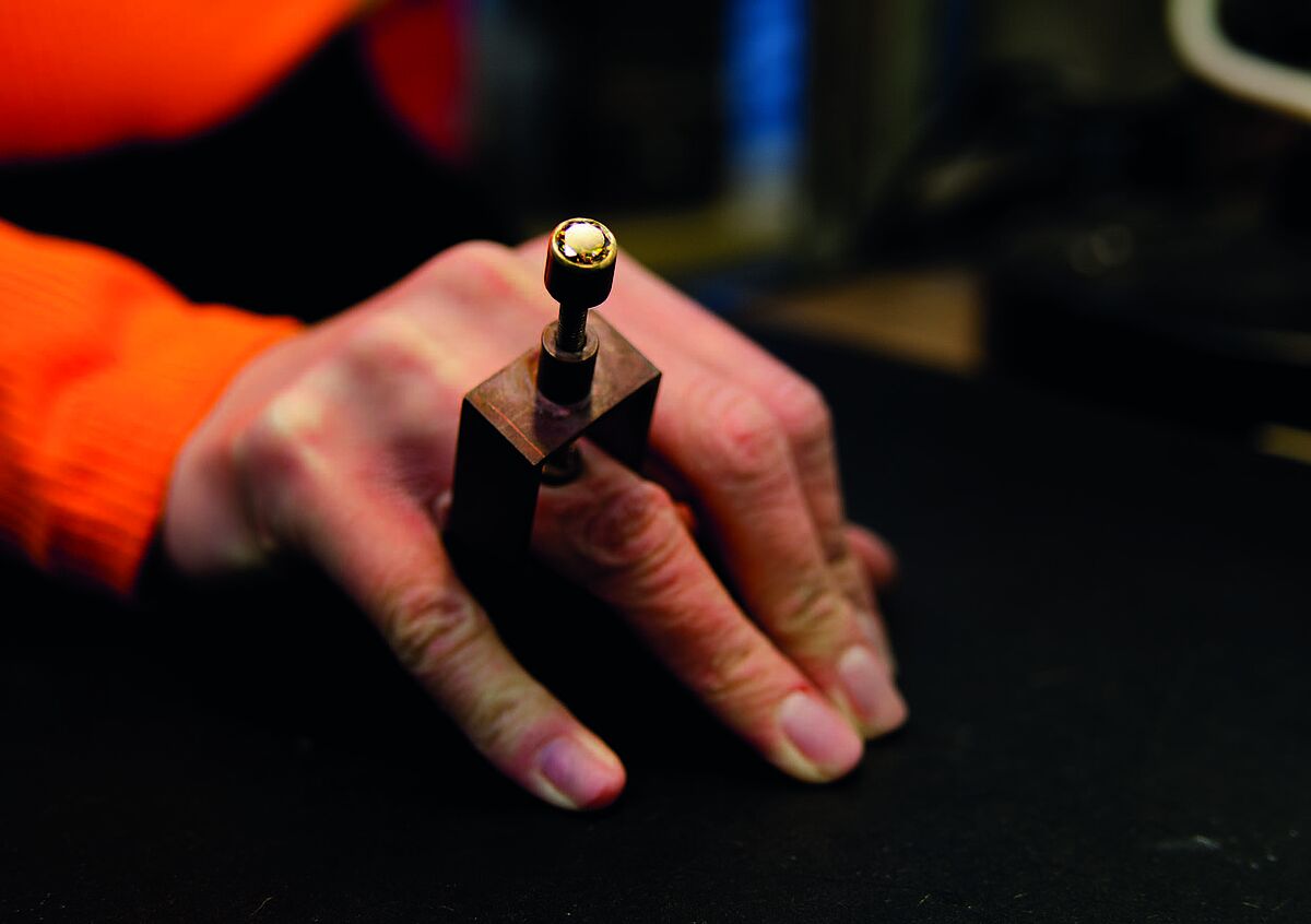 „Daumenschraube“ 2; Ring, Tombak, Multicolor-Zirkonia, PLA Stempel